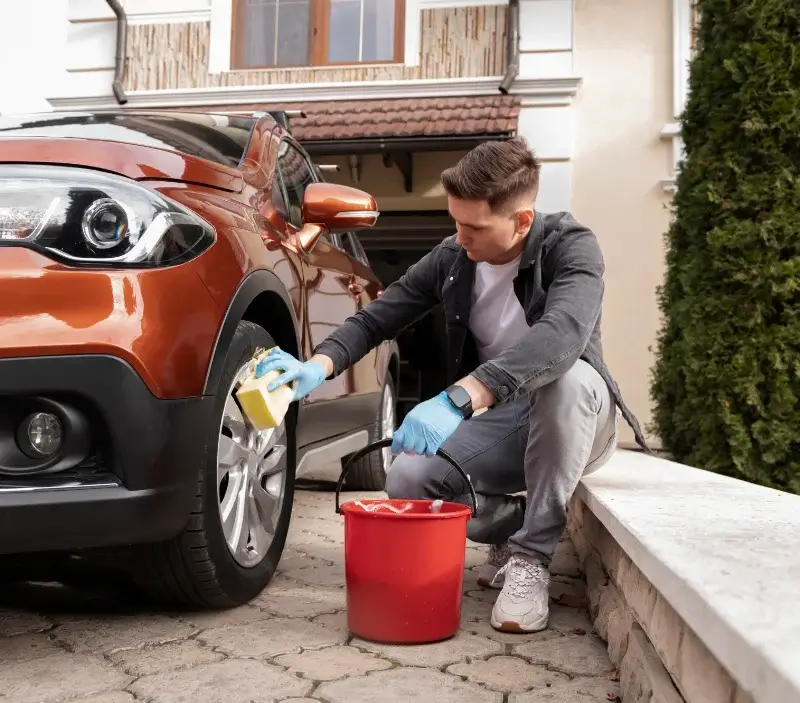 Lavage auto à domicile Nozay : professionnel intervenant sur un véhicule